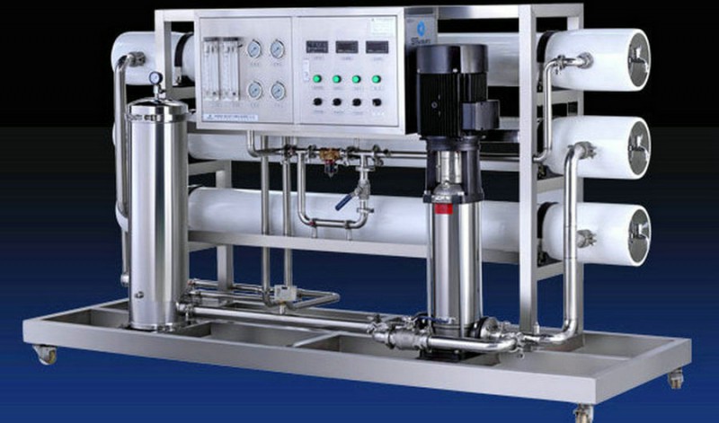 長春大型純凈水設(shè)備維護(hù)現(xiàn)場