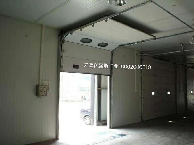 工業(yè)提升門廠家 提升門價格 天津科曼斯門業(yè)